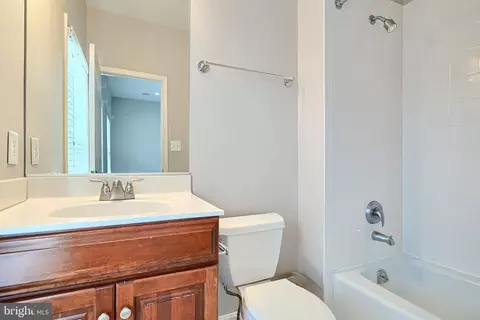 Bath - 1205 Dockside Cir, Baltimore, MD 21224 photo 6 of 6
