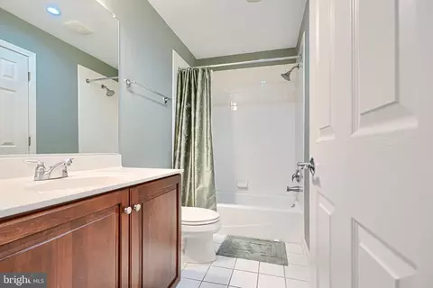 Bath - 1205 Dockside Cir, Baltimore, MD 21224 photo 1 of 6