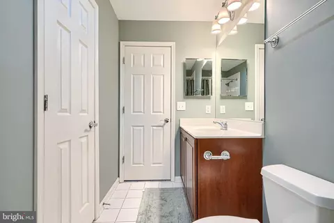 Bath - 1205 Dockside Cir, Baltimore, MD 21224 photo 2 of 6