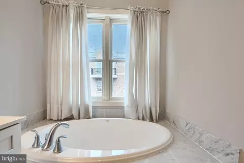 Bath - 1205 Dockside Cir, Baltimore, MD 21224 photo 5 of 6