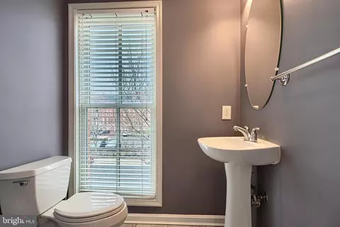 Entry Way - 1205 Dockside Cir, Baltimore, MD 21224 photo 2 of 4