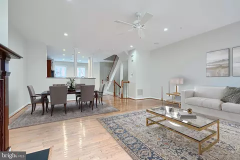 Living - 1205 Dockside Cir, Baltimore, MD 21224 photo 4 of 4