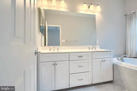 Bath - 1205 Dockside Cir, Baltimore, MD 21224 photo 3 of 6