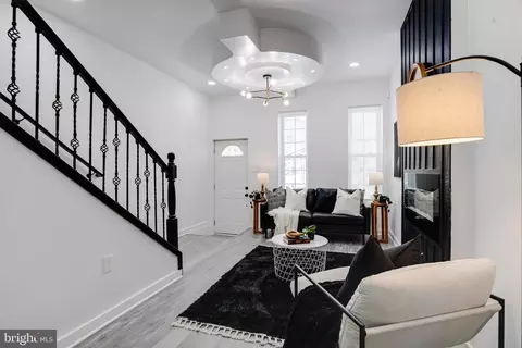 Entry Way - 1419 E Lanvale St, Baltimore, MD 21213 photo 4 of 8