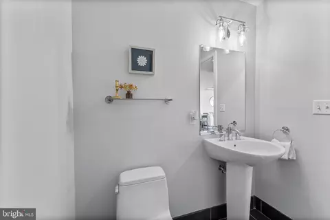Bath - 1200 Steuart St #612, Baltimore, MD 21230 photo 1 of 7
