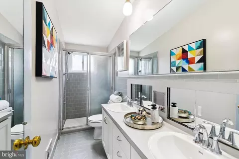 Bath - 3305 Olympia Ave, Baltimore, MD 21215 photo 1 of 4