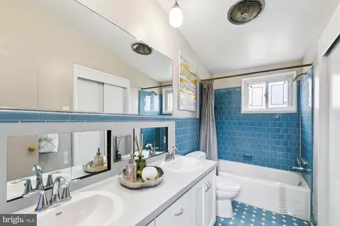 Bath - 3305 Olympia Ave, Baltimore, MD 21215 photo 2 of 4