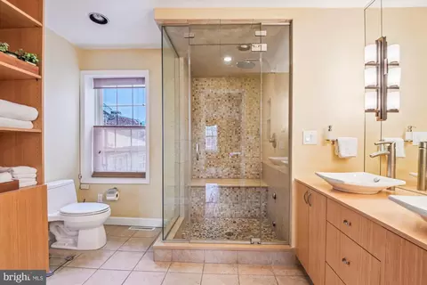 Bath - 833 William St, Baltimore, MD 21230 photo 2 of 7