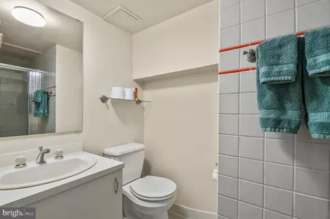 Bath - 833 William St, Baltimore, MD 21230 photo 6 of 7