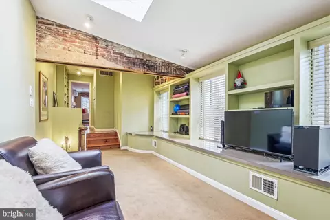 Entry Way - 833 William St, Baltimore, MD 21230 photo 7 of 9