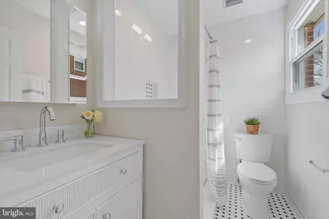 Bath - 4002 Glen Ave, Baltimore, MD 21215 photo 1 of 3