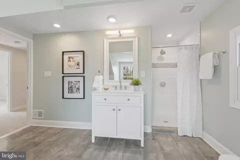 Bath - 4002 Glen Ave, Baltimore, MD 21215 photo 3 of 3