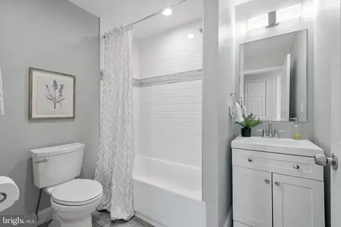 Bath - 4002 Glen Ave, Baltimore, MD 21215 photo 2 of 3