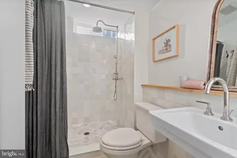 Bath - 3729 Elm Ave, Baltimore, MD 21211 photo 2 of 2