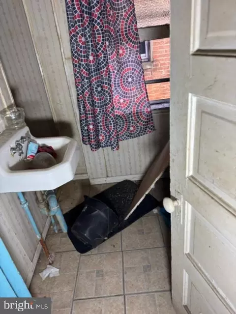 Entry Way - 1729 W North Ave, Baltimore, MD 21217 photo 6 of 8