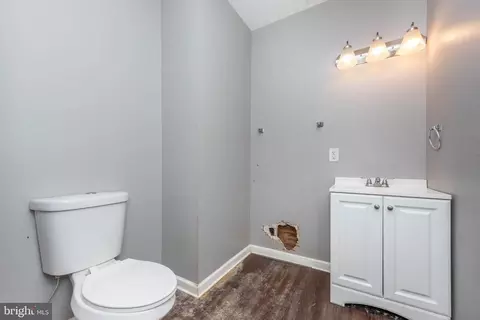 Entry Way - 2110 E Hoffman St, Baltimore, MD 21213 photo 4 of 5