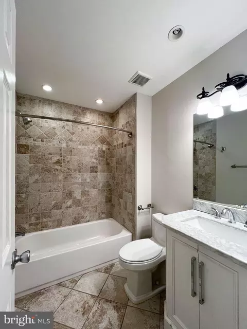 Bath - 820 S Paca St, Baltimore, MD 21230 photo 2 of 3