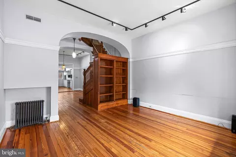 Living - 2832 E Baltimore St, Baltimore, MD 21224 photo 3 of 5