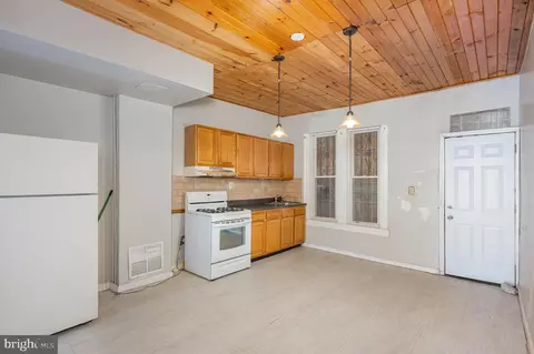 Entry Way - 2419 E Oliver St, Baltimore, MD 21213 photo 1 of 3
