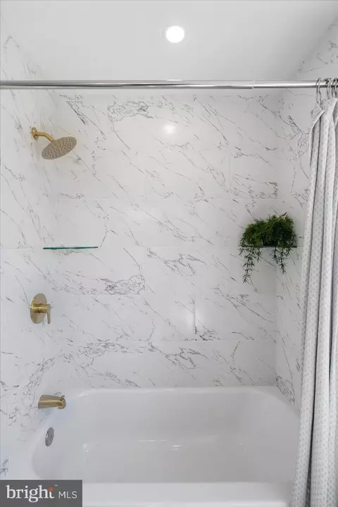 Bath - 3520 Elmora Ave, Baltimore, MD 21213 photo 3 of 3