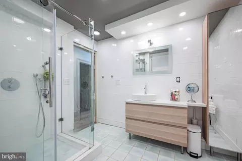 Bath - 2244 Crest Rd, Baltimore, MD 21209 photo 3 of 4