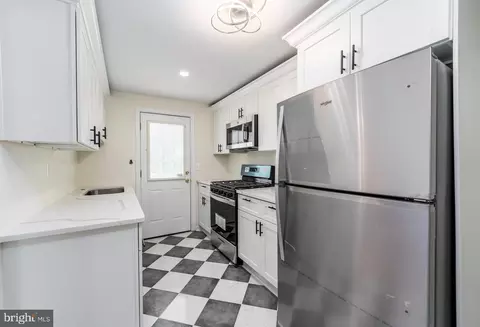 Entry Way - 5910 Laclede Rd, Baltimore, MD 21206 photo 2 of 5