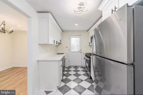 Entry Way - 5910 Laclede Rd, Baltimore, MD 21206 photo 3 of 5