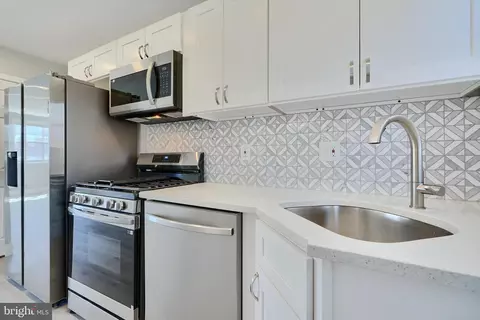4110 Glenhunt Rd, Baltimore, MD 21229 photo 3