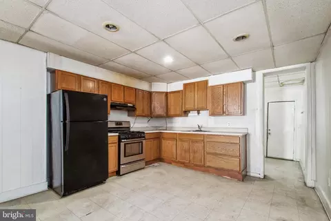 Entry Way - 102 E Avenue Ave N, Baltimore, MD 21224 photo 1 of 2