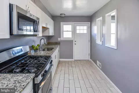Entry Way - 1028 Evesham Ave, Baltimore, MD 21212 photo 5 of 11
