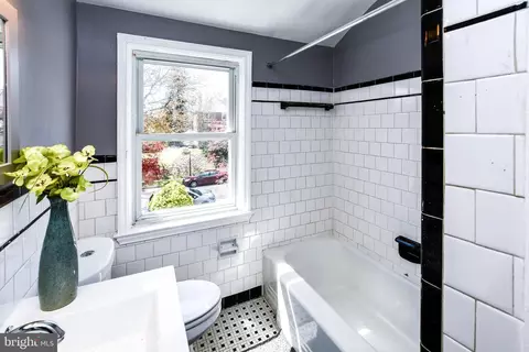 Bath - 1028 Evesham Ave, Baltimore, MD 21212 photo 3 of 6