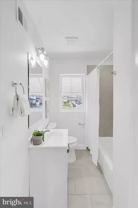 Bath - 5412 Clover Rd, Baltimore, MD 21215 photo 3 of 4