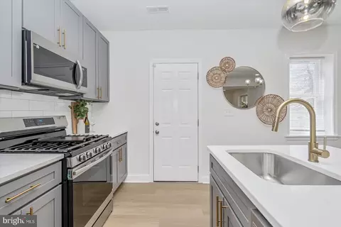Entry Way - 5412 Clover Rd, Baltimore, MD 21215 photo 2 of 4