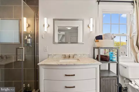 Bath - 435 Kenneth Sq, Baltimore, MD 21212 photo 2 of 4