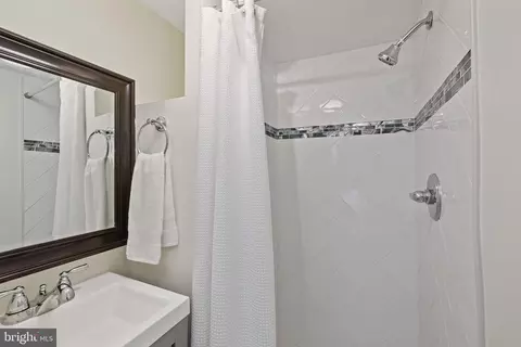 Bath - 862 Washington Blvd, Baltimore, MD 21230 photo 3 of 5