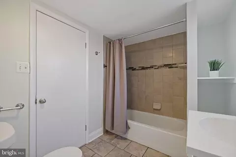 Bath - 862 Washington Blvd, Baltimore, MD 21230 photo 2 of 5