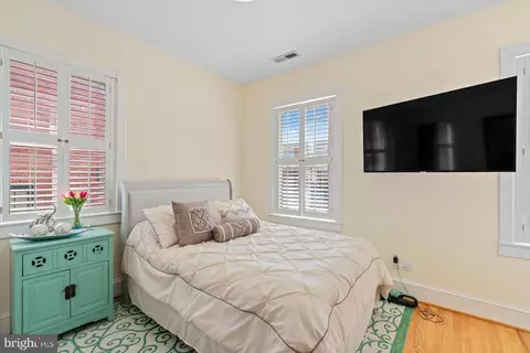 Bedroom - 515 S Sharp St, Baltimore, MD 21201 photo 6 of 7