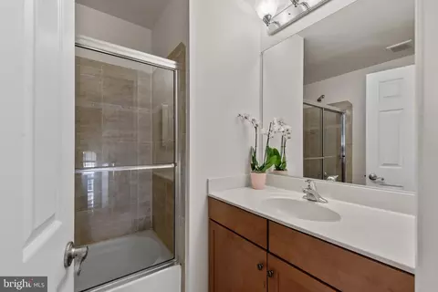 Bath - 830 Ryan St, Baltimore, MD 21230 photo 3 of 4