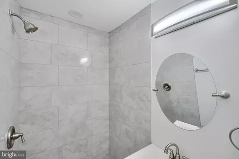 Bath - 2920 Auchentoroly Ter, Baltimore, MD 21217 photo 7 of 11