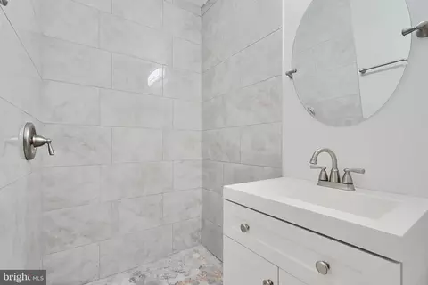 Bath - 2920 Auchentoroly Ter, Baltimore, MD 21217 photo 6 of 11