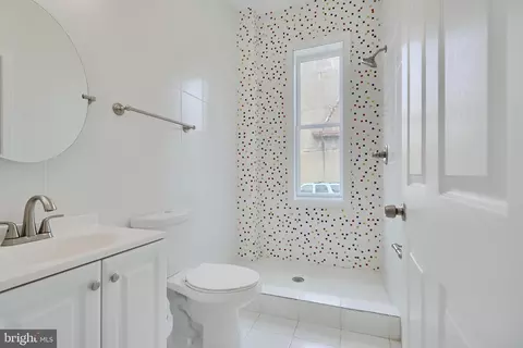 Bath - 2920 Auchentoroly Ter, Baltimore, MD 21217 photo 2 of 11