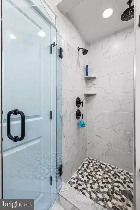 Bath - 1292 Riverside Ave, Baltimore, MD 21230 photo 2 of 4
