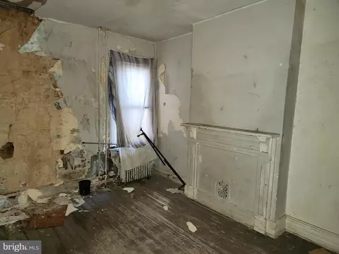 Living - 748 Dolphin St, Baltimore, MD 21217 photo 5 of 10
