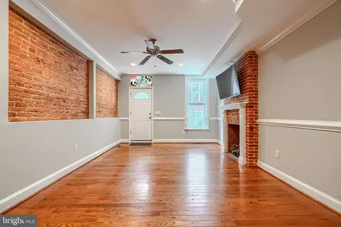 Living - 135 E West St, Baltimore, MD 21230 photo 3 of 3