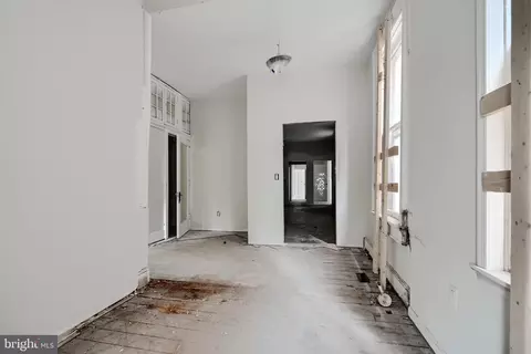 Entry Way - 2530 Madison Ave, Baltimore, MD 21217 photo 2 of 12