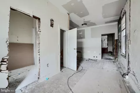 Entry Way - 2530 Madison Ave, Baltimore, MD 21217 photo 4 of 12
