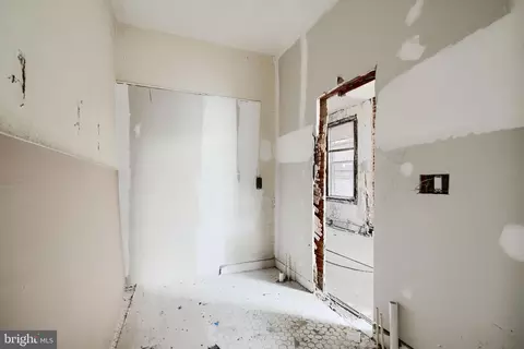 Entry Way - 2530 Madison Ave, Baltimore, MD 21217 photo 5 of 12