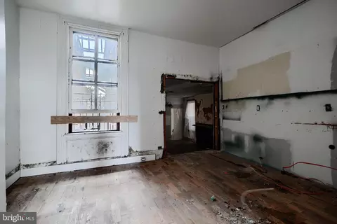 Entry Way - 2530 Madison Ave, Baltimore, MD 21217 photo 6 of 12