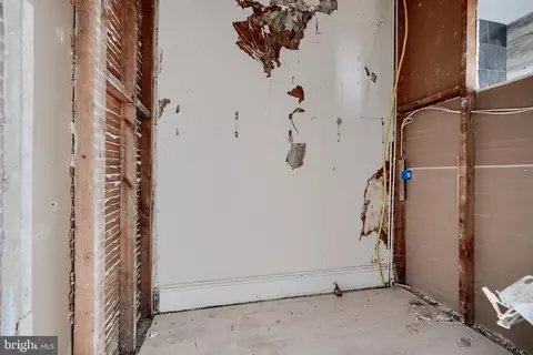 Entry Way - 2530 Madison Ave, Baltimore, MD 21217 photo 7 of 12