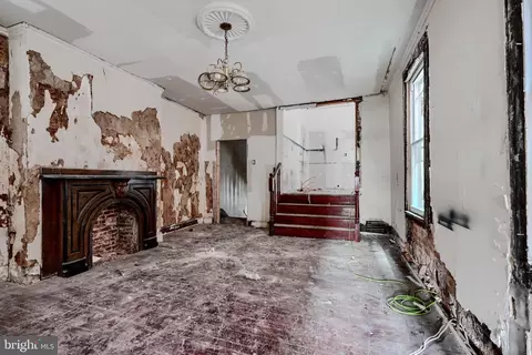 Entry Way - 2530 Madison Ave, Baltimore, MD 21217 photo 3 of 12